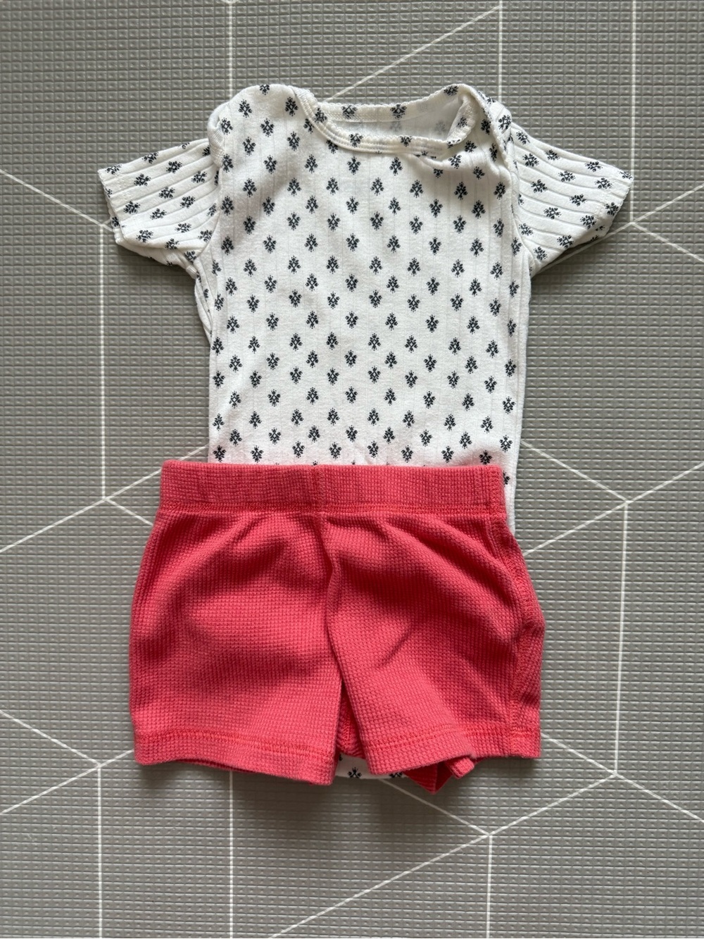 Gap|baby girl/toddler summer set,White ribbed  Onesie & waffle Knit Shorts•••
